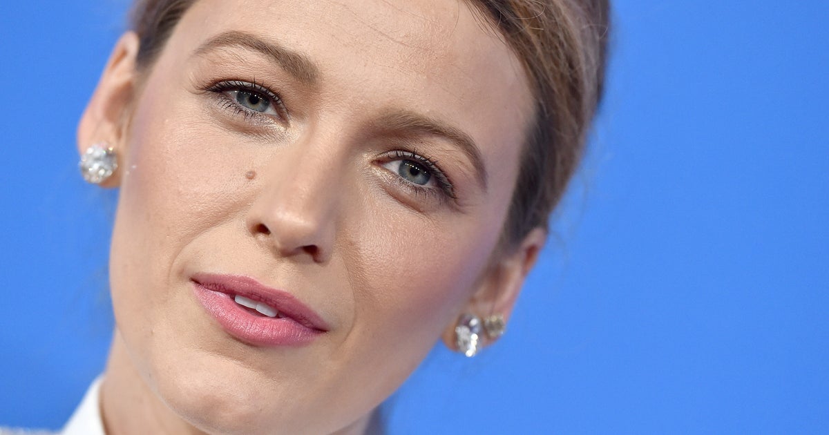 NextImg:Blake Lively Sported A Breast Pump At Disneyland, And Fans Applaud Her For Keeping It Real