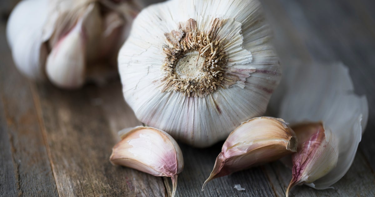 Here's Why You Should Never Ever Throw Away Garlic Peel - Vimarsana News