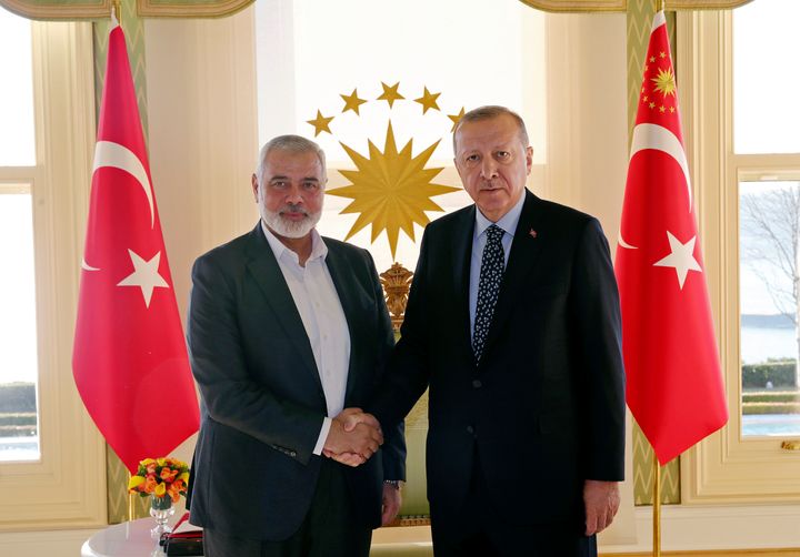 ΑΡΧΕΙΟ - Σε αυτήν τη φωτογραφία αρχείου της 1ης Φεβρουαρίου 2020, ο Πρόεδρος της Τουρκίας Ρετζέπ Ταγίπ Ερντογάν, δεξιά, σφίγγει τα χέρια με τον επικεφαλής του κινήματος της Χαμάς, Ισμαήλ Χανίγιε, πριν από τη συνάντησή τους στην Κωνσταντινούπολη. Όταν οι Παλαιστίνιοι διεξήγαγαν για τελευταία φορά εκλογές πριν από 15 χρόνια, η ισλαμική ένοπλη οργάνωση Χαμάς κέρδισε μια συντριπτική νίκη ως κίνημα αντίστασης. Στα χρόνια που μεσολάβησαν τα πράγματα άλλαξαν. Ανώτατοι αξιωματούχοι της Χαμάς ζούν σχεδόν μόνιμα σε πολυτελή ξενοδοχεία στην Τουρκία και το Κατάρ, αφήνοντας εν γένει τους απλούς Παλαιστίνιους να υποστούν τις συνέπειες της πολιτικής τους. (Presidential Press Service via AP, Pool, File)