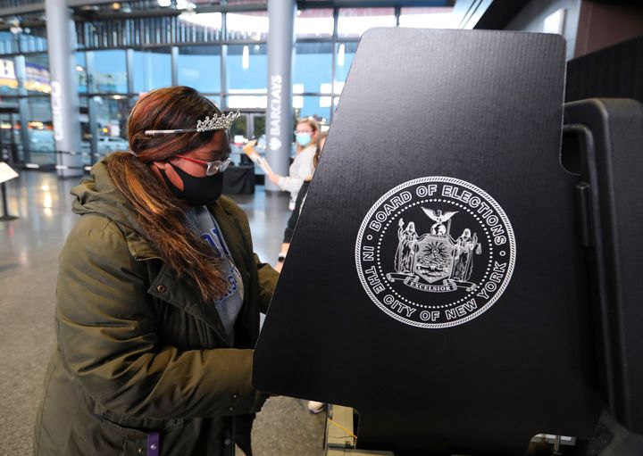 Ένας ψηφοφόρος που ψηφίζει για πρώτη φορά σε εκλογικό κέντρο στη Νέα Υόρκη, ΗΠΑ, 3 Νοεμβρίου 2020.
