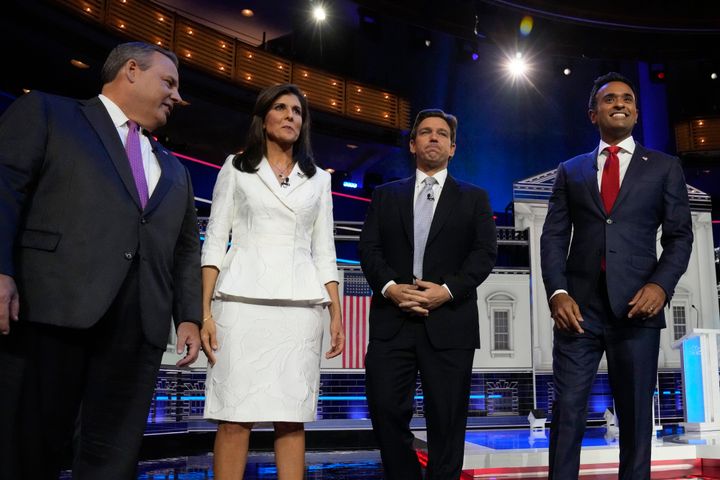 Οι υποψήφιοι των Ρεπουμπλικανών για τις προεδρικές εκλογές, από αριστερά, ο πρώην κυβερνήτης του Νιου Τζέρσεϊ Κρις Κρίστι, η πρώην πρέσβειρα του ΟΗΕ Νίκι Χέιλι, ο κυβερνήτης της Φλόριντα Ρον ΝτεΣάντις και ο επιχειρηματίας Βίβεκ Ραμασουάμι στέκονται στη σκηνή πριν από το προκριματικό ντιμπέιτ των Ρεπουμπλικανών που διοργάνωσε το NBC News την Τετάρτη 8 Νοεμβρίου 2023, στο Adrienne Arsht Center for the Performing Arts of Miami-Dade County στο Μαϊάμι. (AP Photo/Wilfredo Lee)