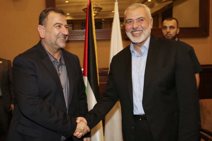 DOSSIER - Sur cette photo publiée par le bureau des médias du Hamas, Ismail Haniyeh, à droite, chef du bureau politique du Hamas, serre la main de son adjoint Saleh Arouri à son arrivée à Gaza en provenance du Caire, en Égypte, dans la ville de Gaza, jeudi 1er août. 2 janvier 2018. La chaîne de télévision du groupe libanais Hezbollah affirme que le haut responsable du Hamas, Saleh Arouri, a été tué mardi 2 janvier 2024 dans une explosion dans une banlieue sud de Beyrouth.  (Mohammad Austaz/Bureau des médias du Hamas via AP, File)