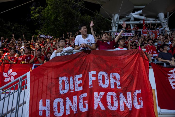 Οπαδοί κατά τη διάρκεια ενός διεθνούς φιλικού αγώνα ποδοσφαίρου μεταξύ του Χονγκ Κονγκ και της Σιγκαπούρης στο στάδιο Mongkok στο Χονγκ Κονγκ, Πέμπτη 23 Μαρτίου 2023.