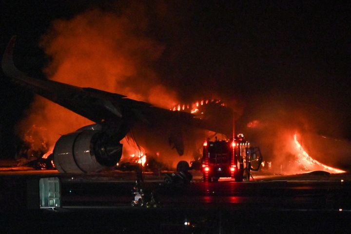 羽田空港の滑走路で炎に包まれる日本航空の旅客機＝2024年1月2日、東京都大田区