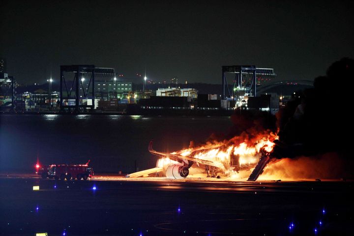 滑走路上で炎上する日本航空機＝2日午後6時34分、東京・羽田空港