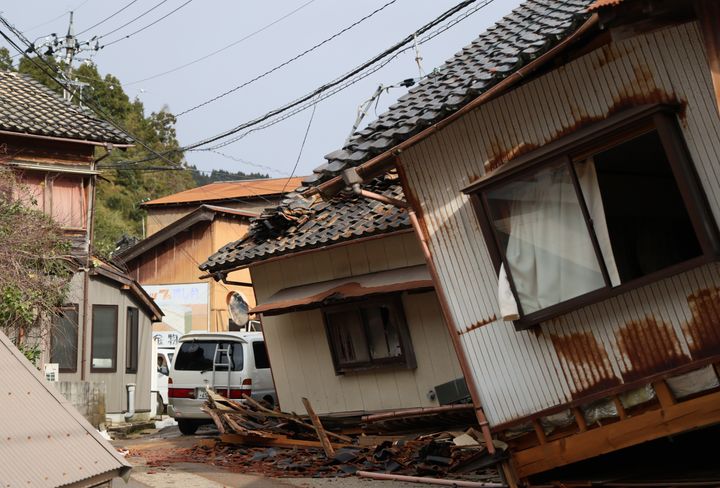 能登半島地震で倒壊したとみられる家屋＝2日午前、石川県輪島市