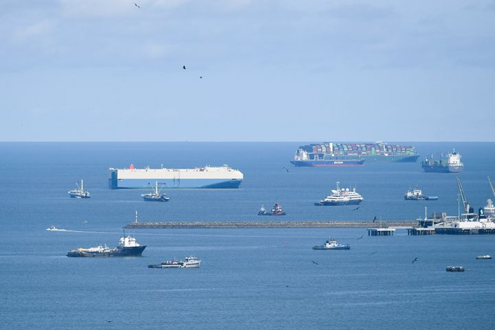 Εμπορικά πλοία περιμένουν έως δύο με τρίς ημέρες στον Ειρηνικό ωκεανό για περάσουν τη διώρυγα του Παναμά.