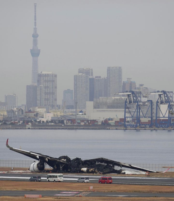 Τα συντρίμμια του αεροπλάνου της Japan Airlines στο αεροδρόμιο Haneda την Τετάρτη, 3 Ιανουαρίου 2024, στο Τόκιο της Ιαπωνίας. (Kyodo News via AP)
