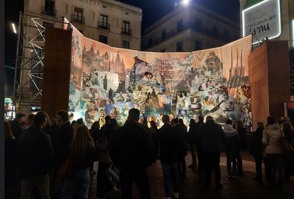 Υπαίθρια φάτνη - συλλογικό έργο τέχνης σε μια από τις κεντρικές πλατείες της Βαρκελώνης δεσπόζει στη νυχτερινή βόλτα στο κέντρο της καταλανικής πόλης