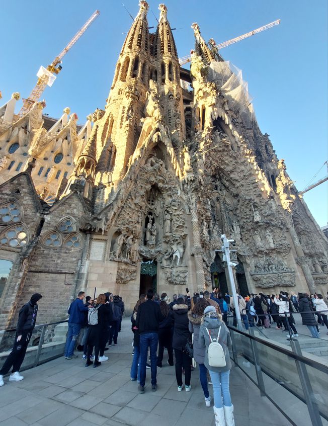 Αποψη εισόδου του αριστουργήματος του Antoni Gaudi