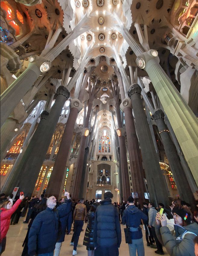 Εσωτερική άποψη της Sagrada Familia. Ο Gaudi αναζητούσε να βρει τρόπους για όσο το δυνατόν περισσότερο φως, ενώ το «δάσος» από κολόνες παραπέμπει τόσο έντονα σε εικόνες φυσικού περιβάλλοντος