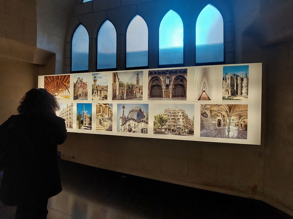 Μερικά από τα διασημότερα έργα του Gaudi που κοσμούν την πόλη της Βαρκελώνης όπως παρουσιάζονται σε φωτογραφική έκθεση εντός της Sagrada Familia