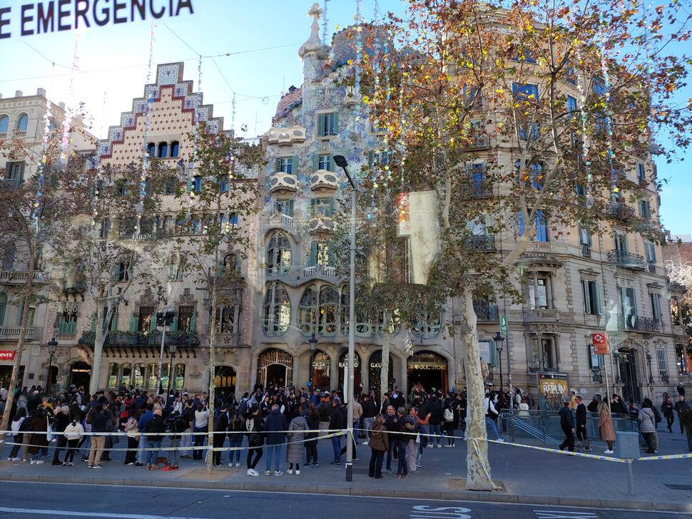 Ουρές για την είσοδο στο, για ορισμένους, ωραιότερο αστικό αρχιτεκτόνημα του Gaudi, την Casa Batlló