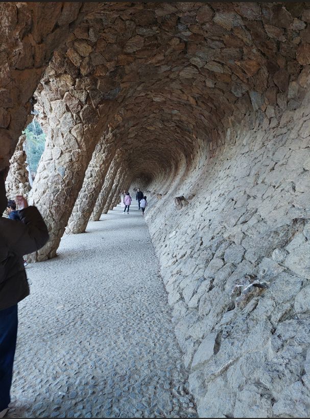 Αποψη σχεδιασμού στοάς από τον Gaudi στο πάρκο Γκουέλ με έμπνευση τα μεγάλα κύματα ωκεάνιου τύπου.