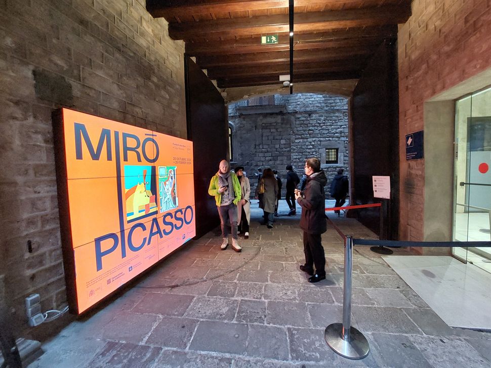 Ο ευγενικός υπάλληλος εξηγεί στους άτυχους επισκέπτες ότι η πρόσβαση στο Μουσείο Πικάσο είναι αδύνατη...