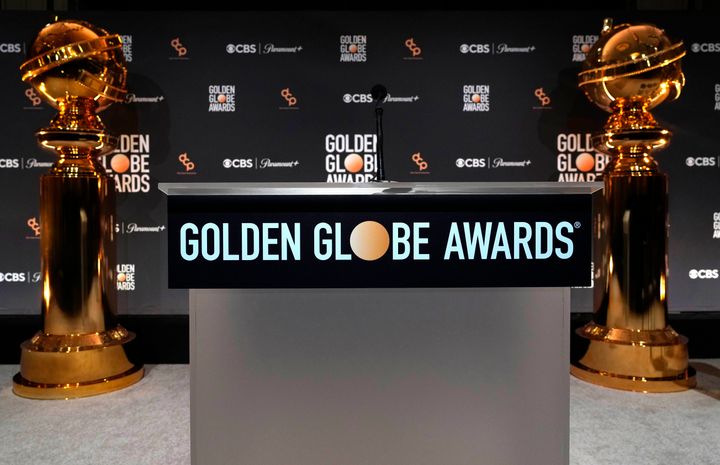 Αντίγραφα αγαλμάτων των Χρυσών Σφαιρών εμφανίζονται πίσω από το βάθρο των 81ων βραβείων Golden Globes στο ξενοδοχείο Beverly Hilton στο Μπέβερλι Χιλς της Καλιφόρνια. Η 81η απονομή θα διεξαχθεί την Κυριακή, Ιαν. 7, 2024. (AP Photo/Chris Pizzello)Replcias of Golden Globe statues appear behind the podium at the nominations for the 81st Golden Globe Awards at the Beverly Hilton Hotel on Monday, Dec. 11, 2023, in Beverly Hills, Calif. The 81st Golden Globe Awards will be held on Sunday, Jan. 7, 2024. (AP Photo/Chris Pizzello)