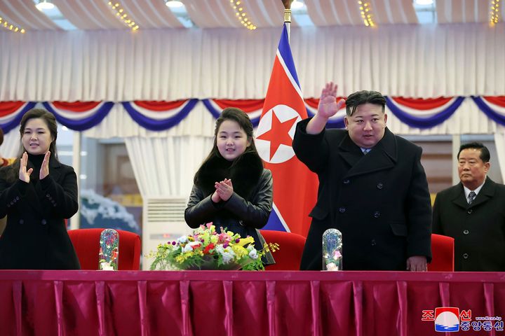 Σε αυτή τη φωτογραφία που παρέχεται από την κυβέρνηση της Βόρειας Κορέας, ο ηγέτης της Βόρειας Κορέας Κιμ Γιονγκ Ουν, δεύτερος δεξιά, με την κόρη του και τη σύζυγό του Ρι Σολ Τζου, αριστερά, παρακολουθεί μια παράσταση για τον εορτασμό του νέου έτους στην Πιονγκγιάνγκ της Βόρειας Κορέας, Κυριακή 31 Δεκεμβρίου 2023.