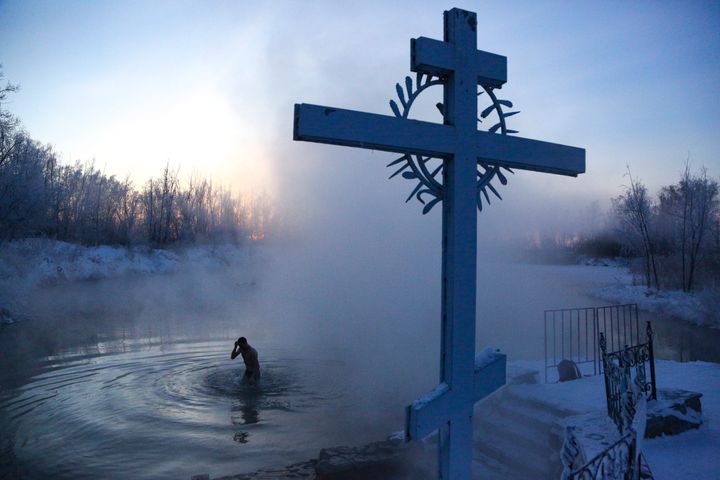 Ανδρας βουτάει στα παγωμένα νερά λίμνης κοντά στη σιβηρική πόλη Ομσκ της Ρωσίας για να πιάσει τον σταυρό, με τον υδράργυρο να έχει «βουτήξει» στους -24 βαθμούς Κελσίου. 