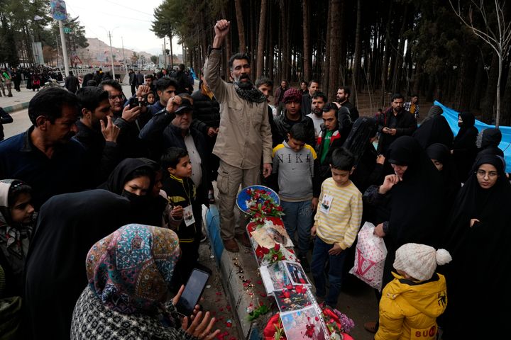 Άνθρωποι φωνάζουν συνθήματα στον τόπο της έκρηξης βόμβας της Τετάρτης στην πόλη Κερμάν, περίπου 510 μίλια (820 χλμ.) νοτιοανατολικά της πρωτεύουσας Τεχεράνης, Ιράν, Πέμπτη 4 Ιανουαρίου 2024.