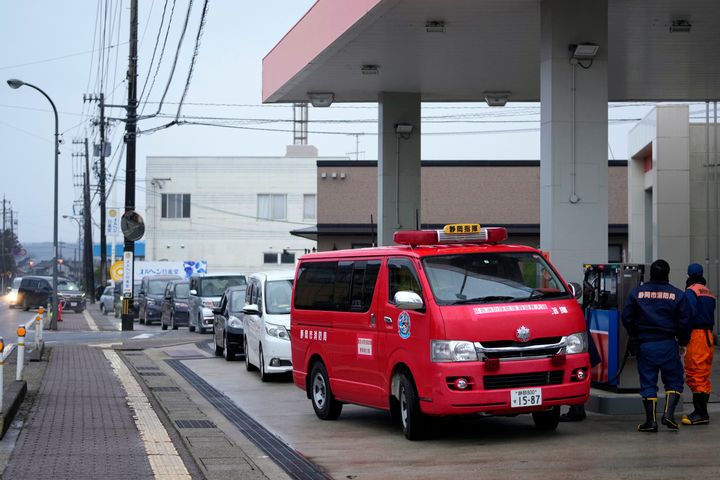 給油のためガソリンスタンドに並ぶ車両＝3日、石川県珠洲市