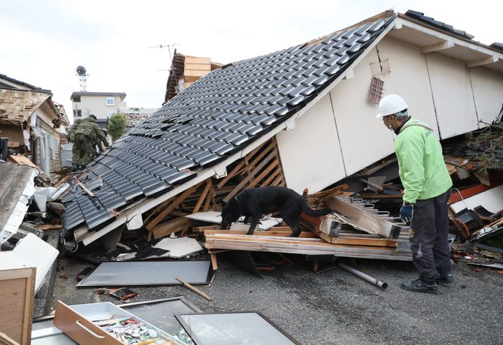 地震で倒壊した石川県内の被災家屋