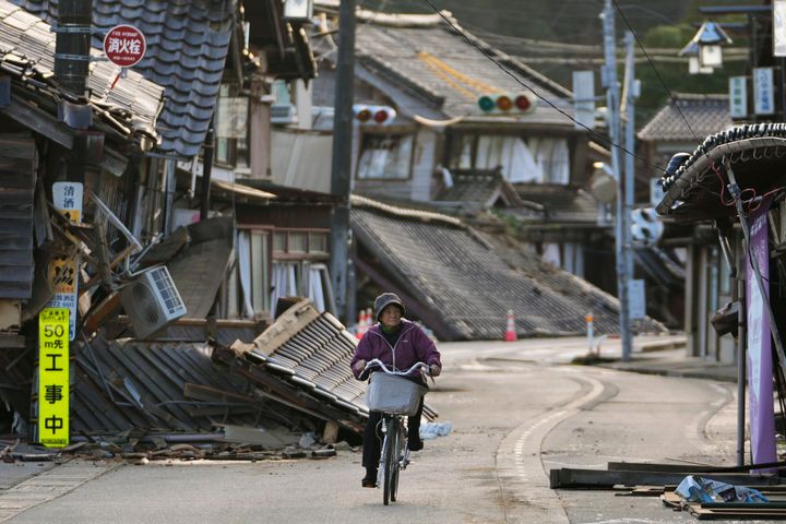 1月1日の地震により壊滅的な被害を受けた町＝2日、石川県能登町