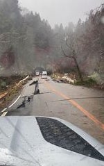 地震の影響で亀裂の入った道路。左側に落ち込んでいた