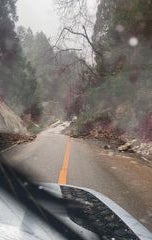 道路に土砂が流れ込んでいるところも