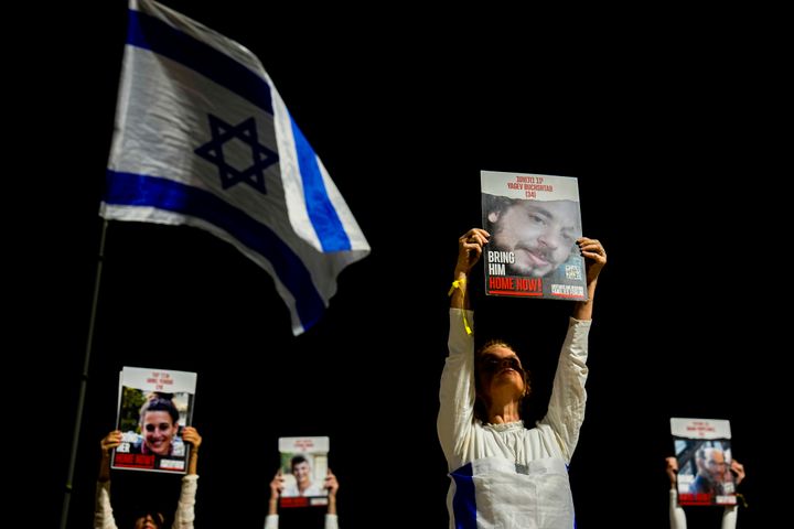 Οικογένειες και υποστηρικτές των Ισραηλινών ομήρων που κρατούνται από τη Χαμάς στη Γάζα κρατούν τις φωτογραφίες τους και φωνάζουν συνθήματα κατά τη διάρκεια συγκέντρωσης που ζητούν την απελευθέρωσή τους, στο Τελ Αβίβ, Ισραήλ, Σάββατο, 30 Δεκεμβρίου 2023. Περισσότεροι από 100 Ισραηλινοί όμηροι εξακολουθούν να κρατούνται στη Γάζα μετά από την επίθεση της Χαμάς στις 7 Οκτωβρίου. (AP Photo/Ariel Schalit)
