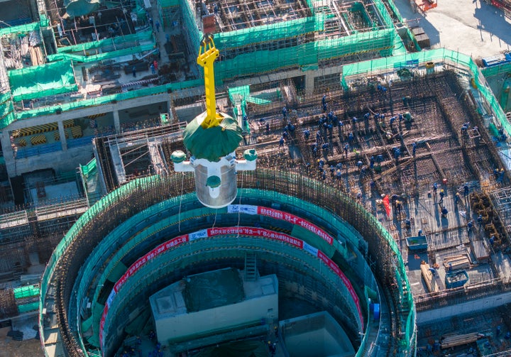 Uma vista aérea do módulo central do Linglong One da China, o primeiro pequeno reator modular comercial do mundo, instalado em 10 de agosto no condado autônomo de Changjiang Li, na província chinesa de Hainan.