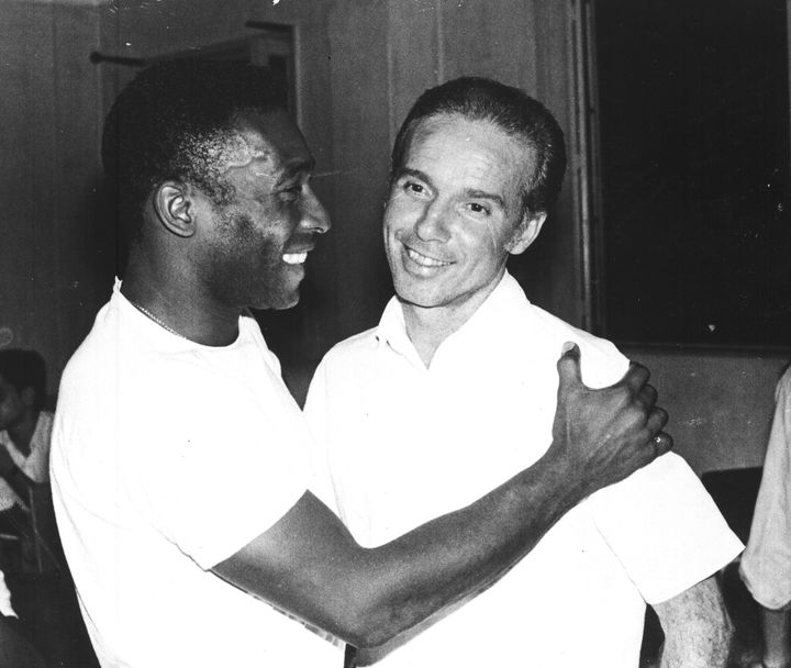 O Πελέ, αριστερά, αγκαλιάζει τον Μάριο Ζαγκάλο μετά τον διορισμό του τελευταίου ως προπονητή της εθνικής ομάδας ποδοσφαίρου της Βραζιλίας, στο Ρίο ντε Τζανέιρο της Βραζιλίας, τον Μάρτιο του 1970.