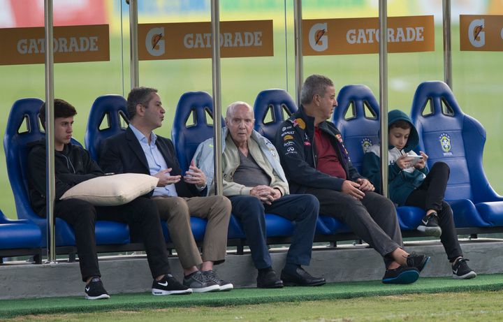 Ο πρώην ποδοσφαιριστής και μάνατζερ της Βραζιλίας Mario Zagallo, στο κέντρο, παρακολουθεί μια προπόνηση της εθνικής ομάδας ποδοσφαίρου της Βραζιλίας ενόψει του Παγκοσμίου Κυπέλλου της Ρωσίας, στο προπονητικό κέντρο Granja Comary στην Teresopolis της Βραζιλίας, Πέμπτη 24 Μαΐου 2018