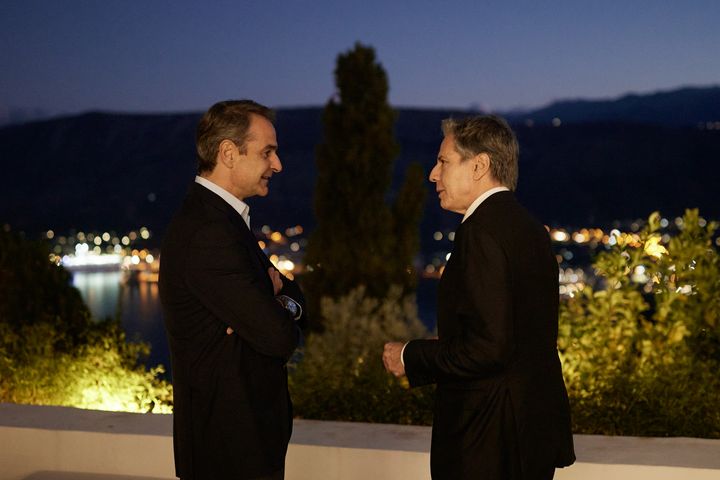Κυριάκος Μητσοτάκης και Άντονι Μπλίνκεν συζητούν στη βεράντα της οικίας του Πρωθυπουργού