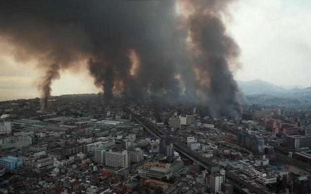 黒煙を上げて燃え上がる住宅街（兵庫・神戸市内）［時事通信ヘリより］