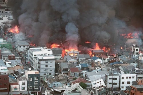 Amazon.co.jp: 被災した集合住宅 阪神大震災写真集 : Japanese Books
