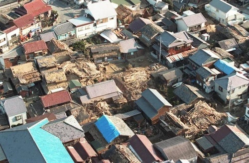 阪神大震災写真集　被災した集合住宅 1、2階が崩れて倒壊したマンション＝兵庫県西宮市：阪神大震災
