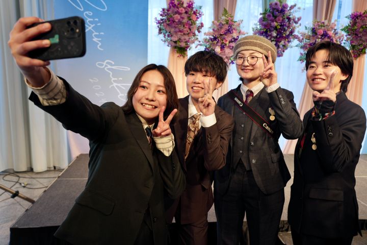 成人式イベントで仲良くなった人たちと記念撮影をする小野さん（左）
