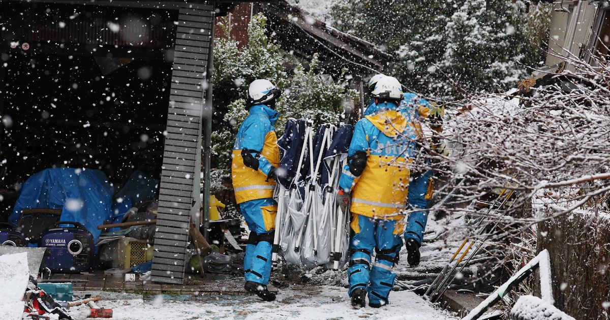 壊滅的な被害をもたらした日本の地震後、雪により救助活動と孤立したコミュニティへの支援が妨げられている