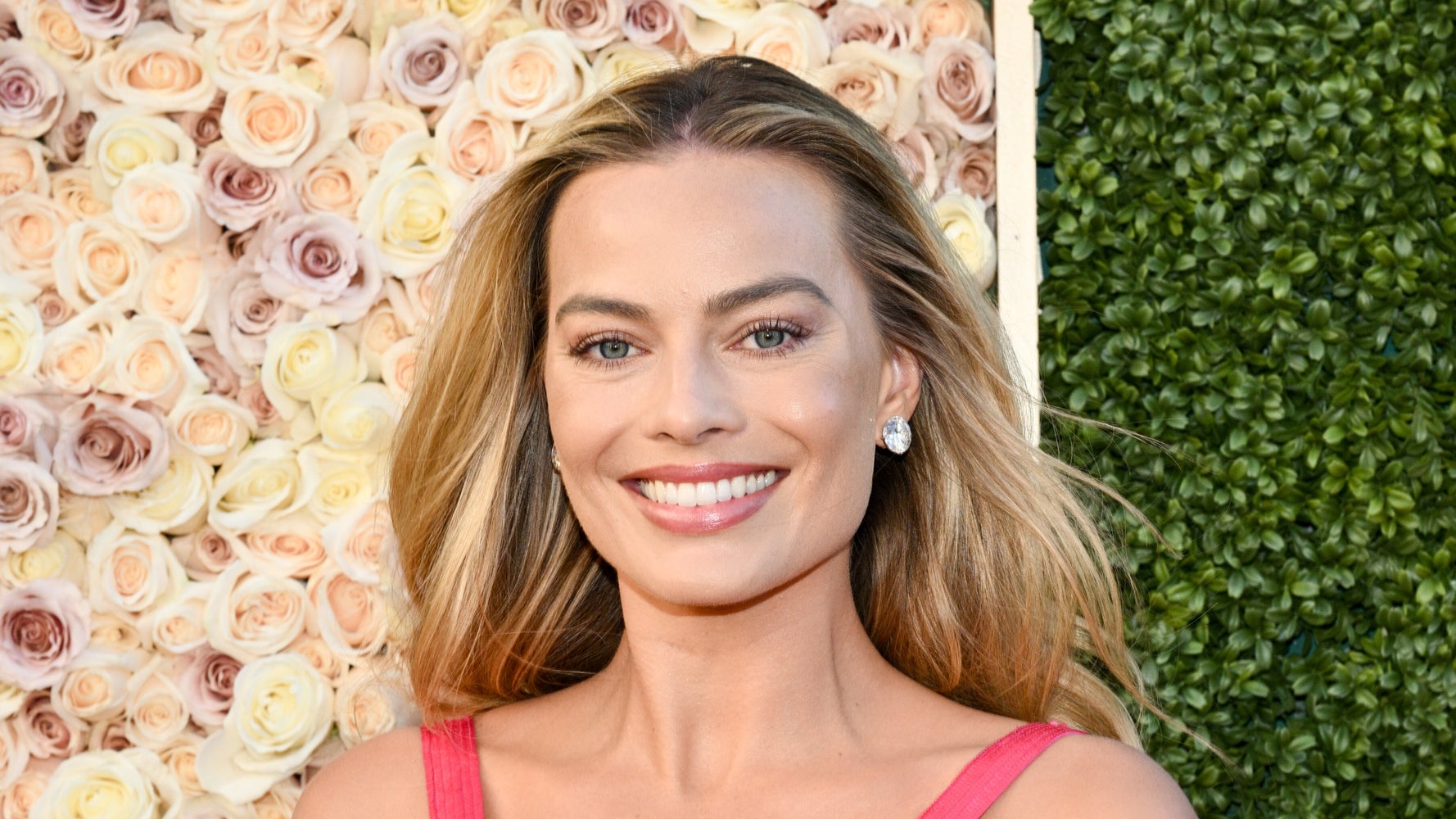 Margot Robbie Breaks Out Iconic 1977 Barbie Look At Golden Globes |  HuffPost Entertainment