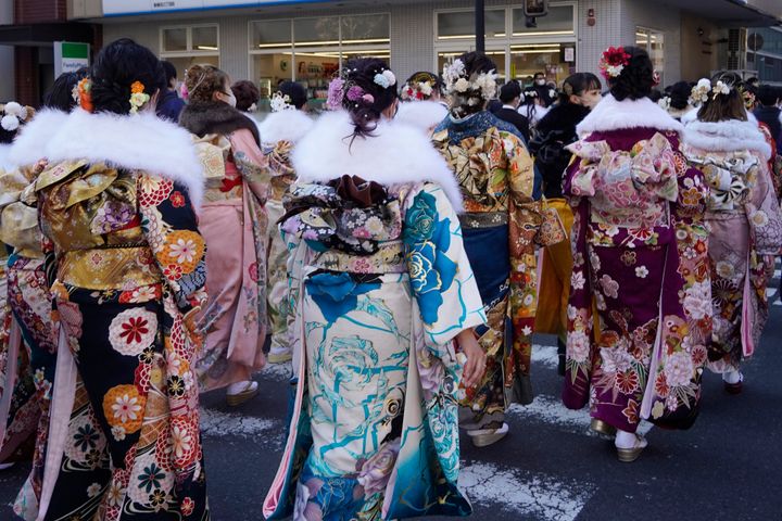 横浜市が成人の日に開催した「二十歳の市民を祝うつどい」に参加した新成人（2023年1月9日撮影）