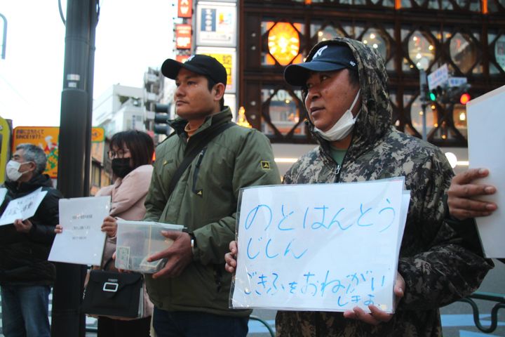 高田馬場駅前で募金を呼びかけるミャンマー人ら