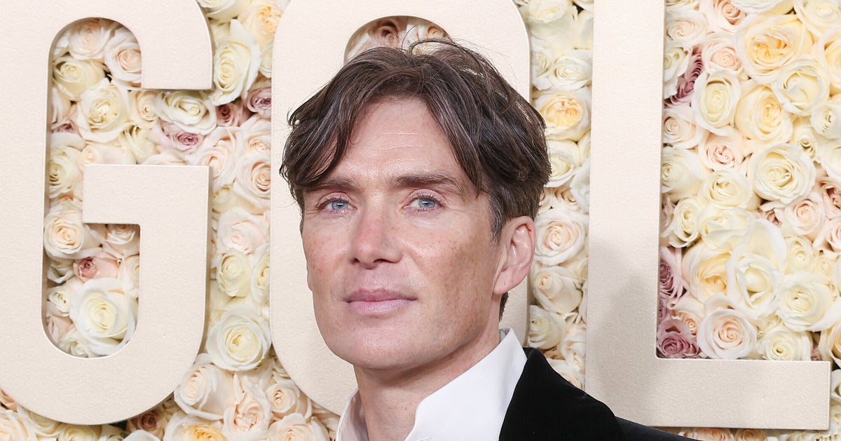 NextImg:Fans Can't Get Over Cillian Murphy Giving His Golden Globes Speech With Lipstick On His Face