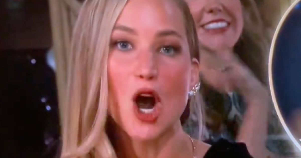 Jennifer Lawrence Mouths 6-Word Threat At Camera In Memorable Golden Globes Moment