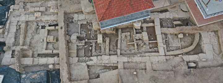 Ο ναός της Αρτέμιδος. Αρκετά κτίρια που χρονολογούνται τουλάχιστον από τον 8ο αι. π.Χ. στον ίδιο χώρο