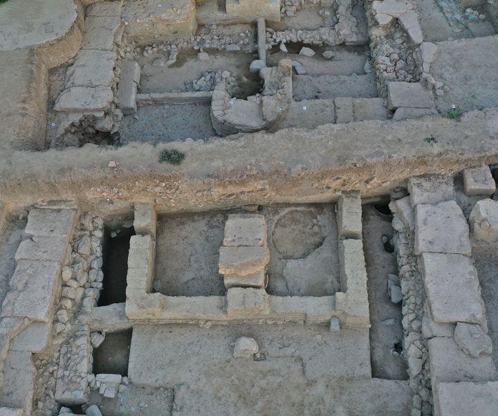 Πεταλόσχημος βωμός του πρώιμου αρχαϊκού ναού, 7ος-6ος αι. αι. π.Χ.