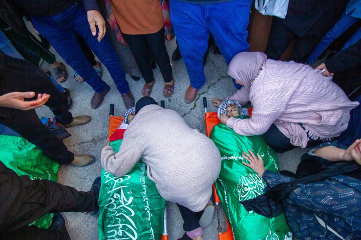 Los palestinos lloran por los cuerpos de los palestinos asesinados por el ejército israelí, durante su ceremonia fúnebre el 7 de enero de 2024 en Jenin, Cisjordania.  Siete palestinos murieron hoy durante un ataque aéreo israelí contra Jenin.