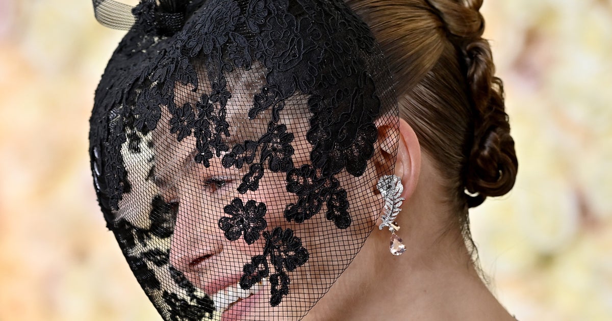 NextImg:Rosamund Pike Says Golden Globes Veil Was Meant To Cover Her ‘Smashed Up’ Face