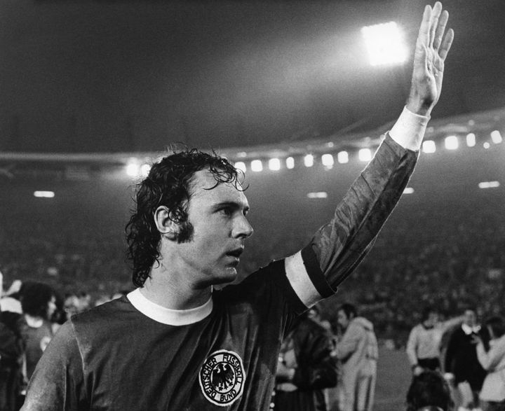 1974年のワールドカップで優勝し、手を挙げるベッケンバウアー選手