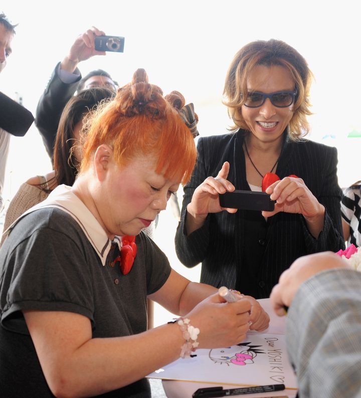 「ハローキティ」デザイナーの山口裕子さん（左）とX JapanのYOSHIKIさん（右）＝2013年9月18日、カリフォルニア・ロサンゼルス