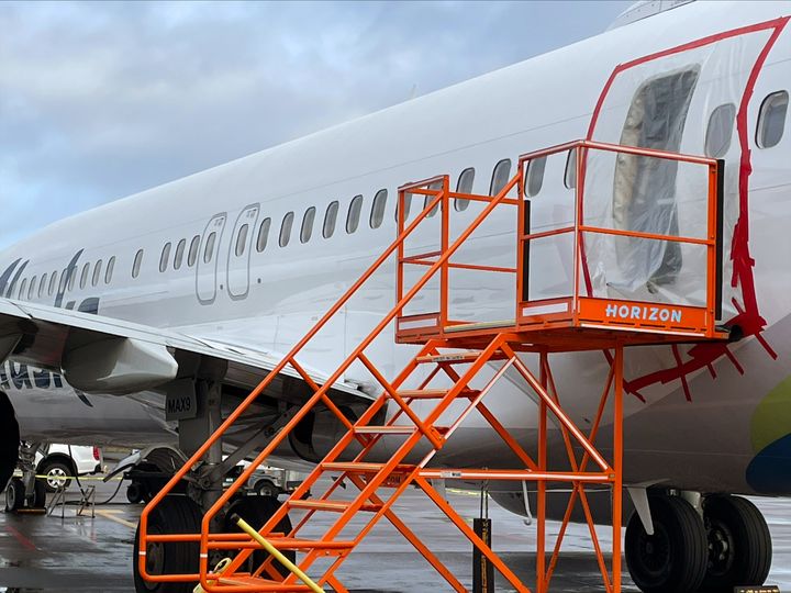 国家運輸安全委員会（NTSB）が公開した、機体の一部が失われたアラスカ航空1282便の外観写真